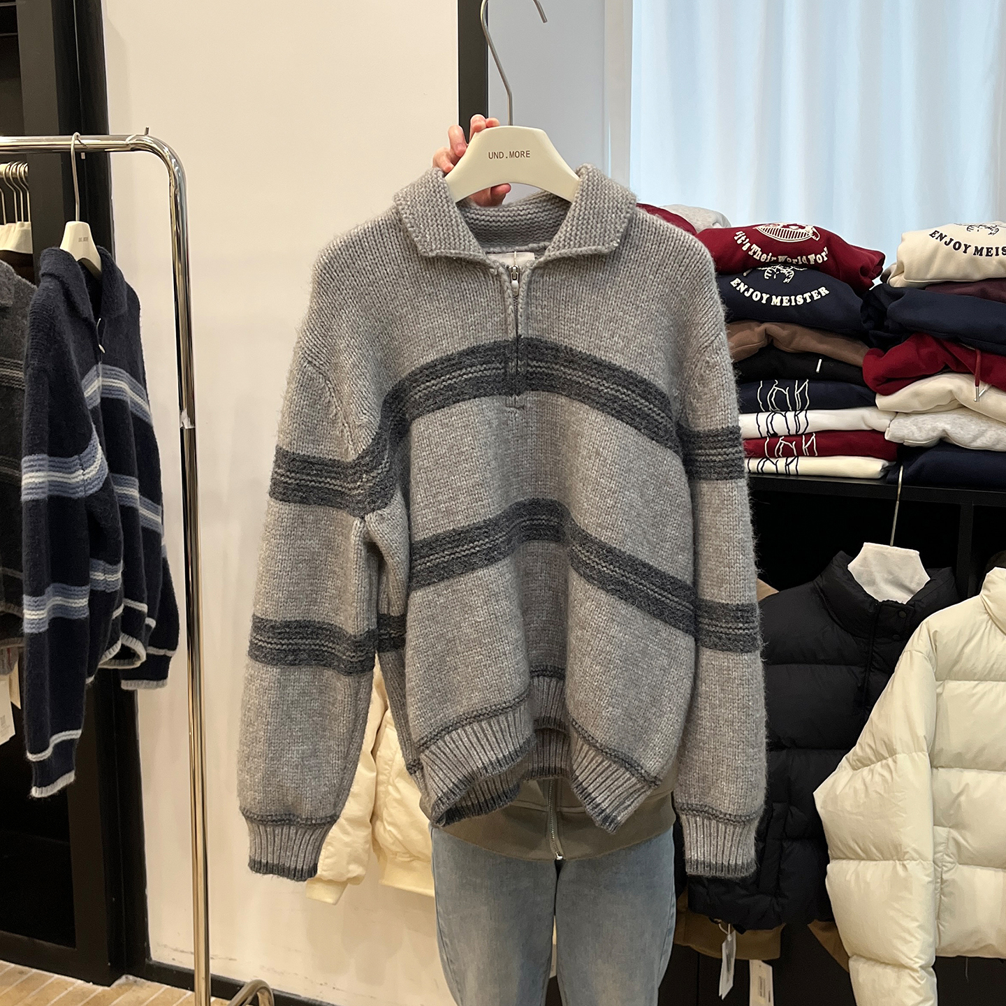 宽松拉链翻领灯笼袖条纹套头毛衣