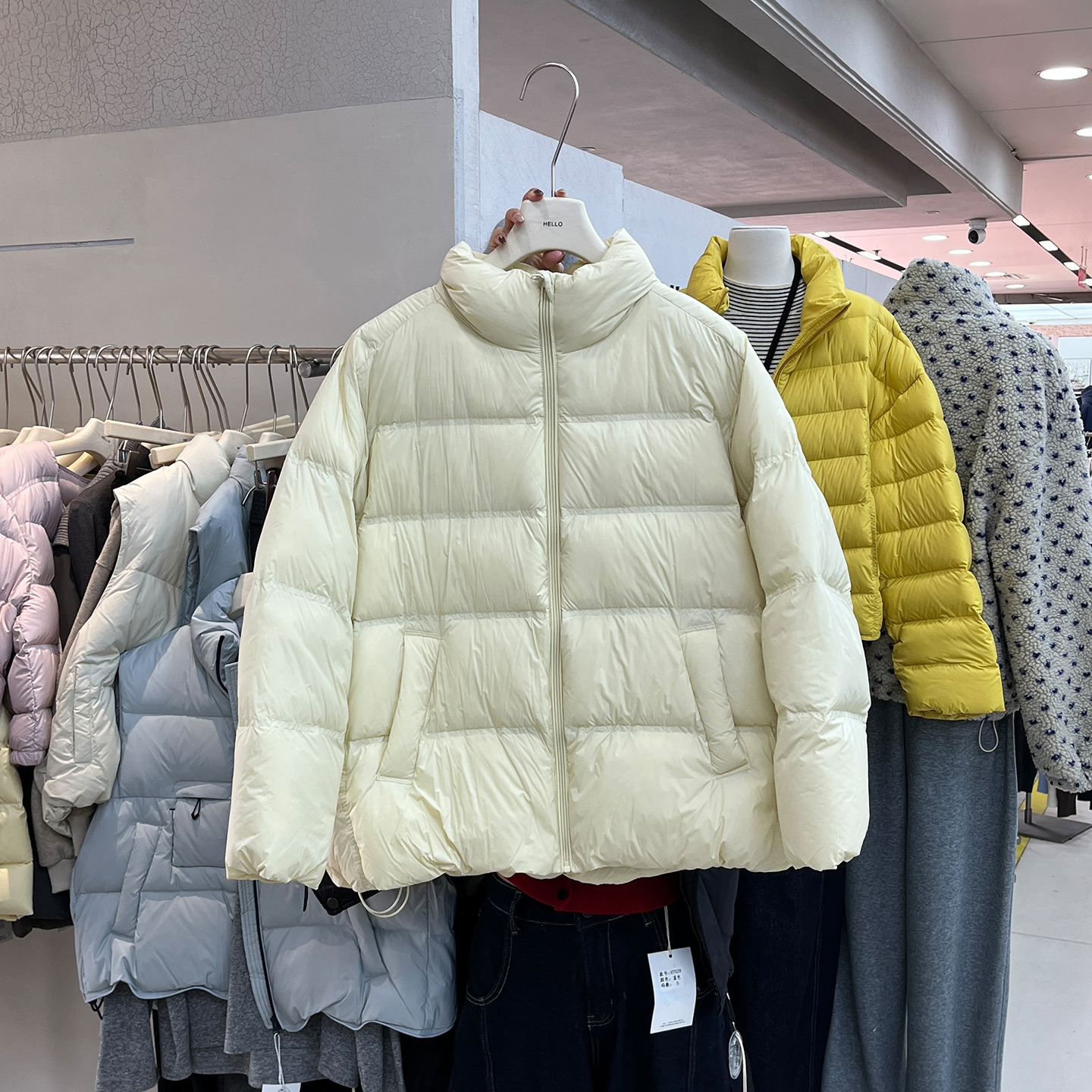 淡黄色高领羽绒服女加厚保暖外套