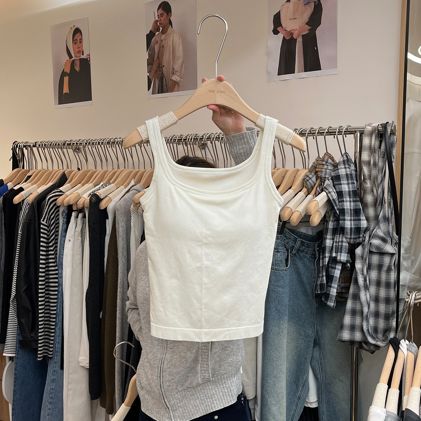 流行风格带胸垫短款吊带背心