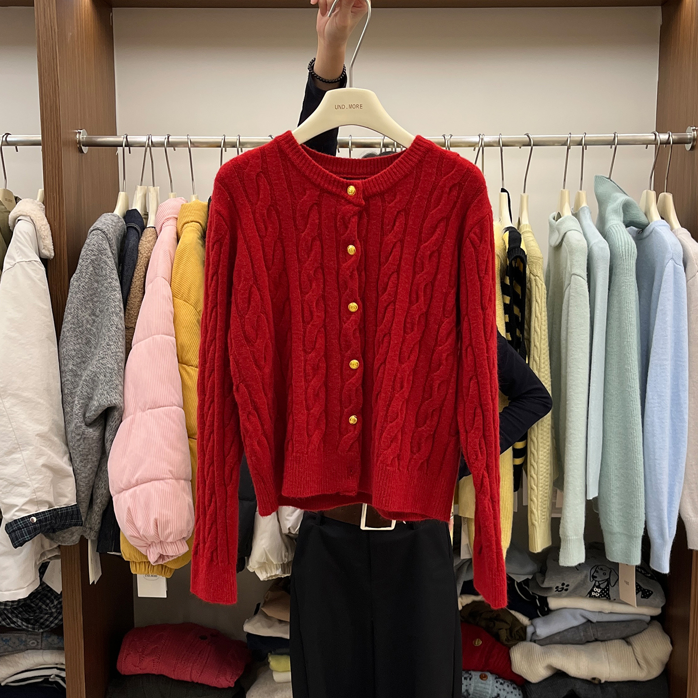 纯色撞色扣子圆领毛衣外套女