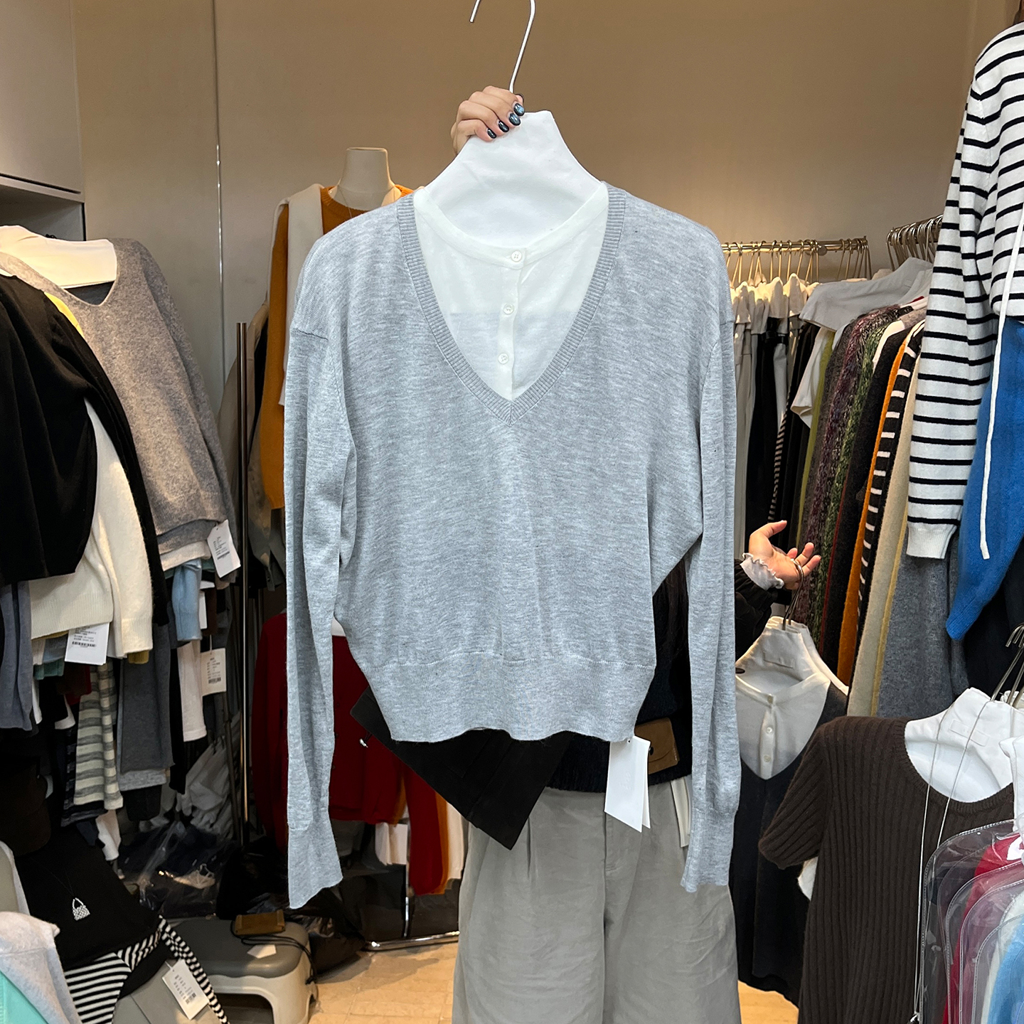 秋季流行风格设V领长袖针织衫女