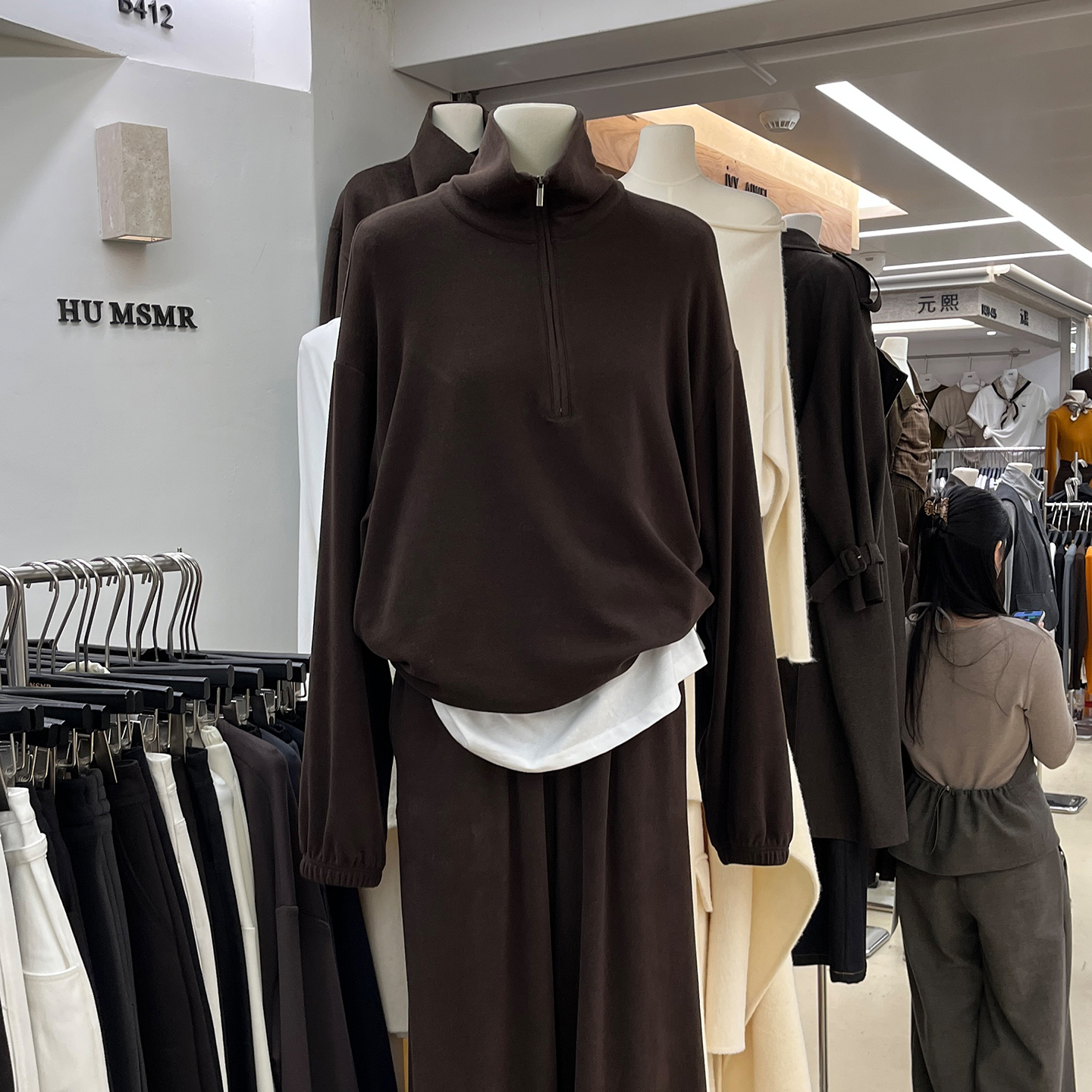 流行风格加绒拉链高领卫衣女