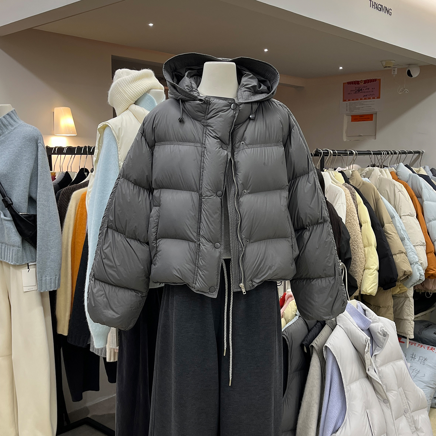 短款灯笼袖连帽羽绒服外套