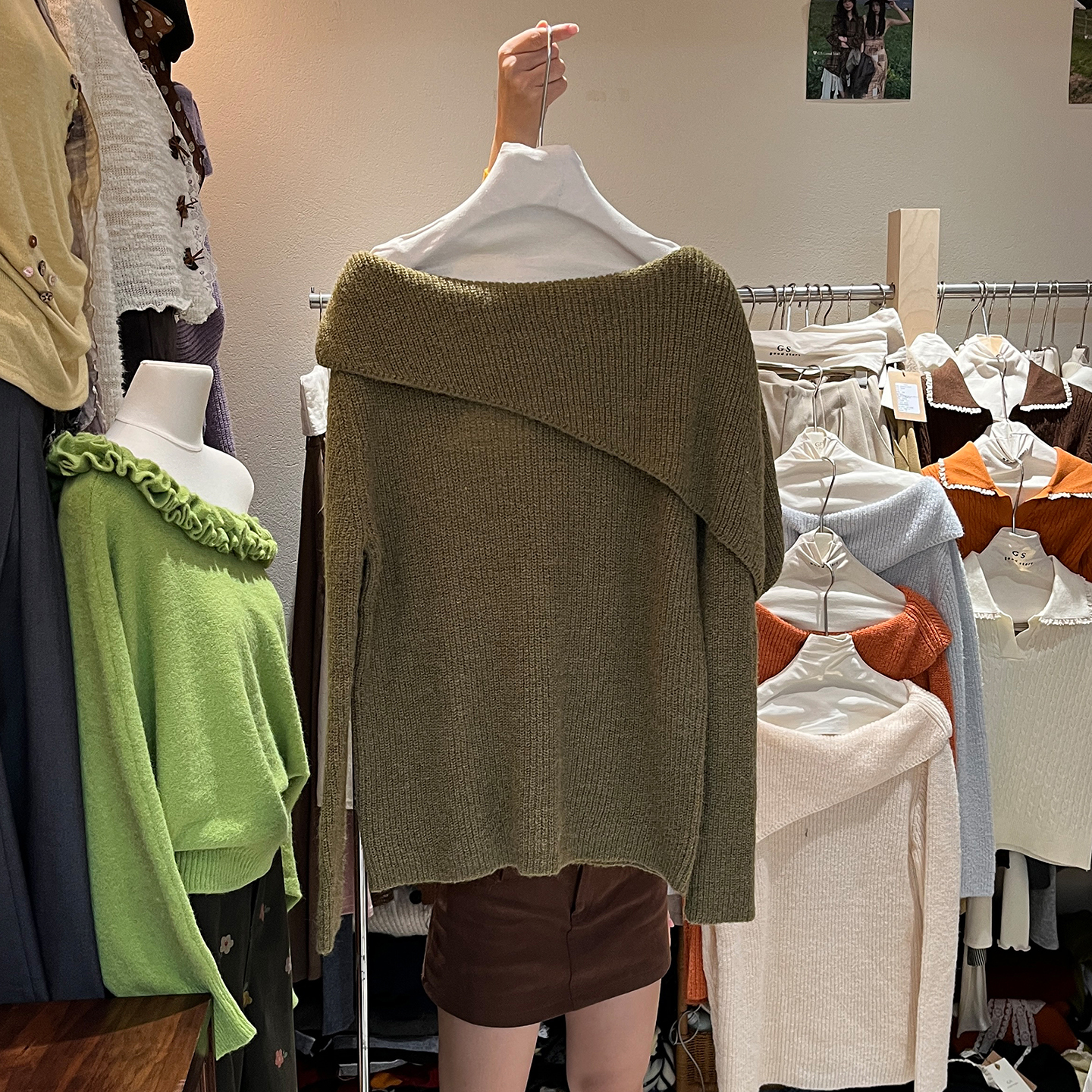 宽松时尚一字领露肩毛衣女