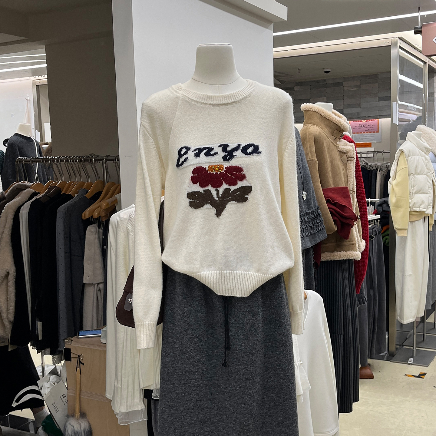 宽松圆领字母花朵绣花洋气毛衣