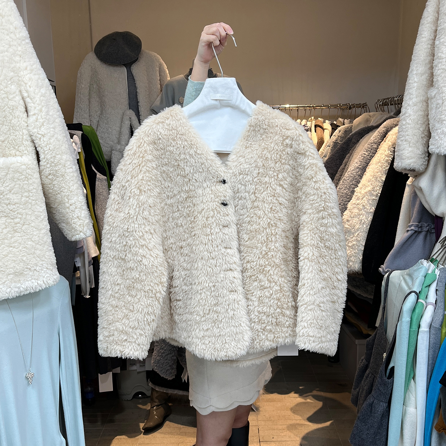 宽松皮毛一体V领毛绒短款上衣女