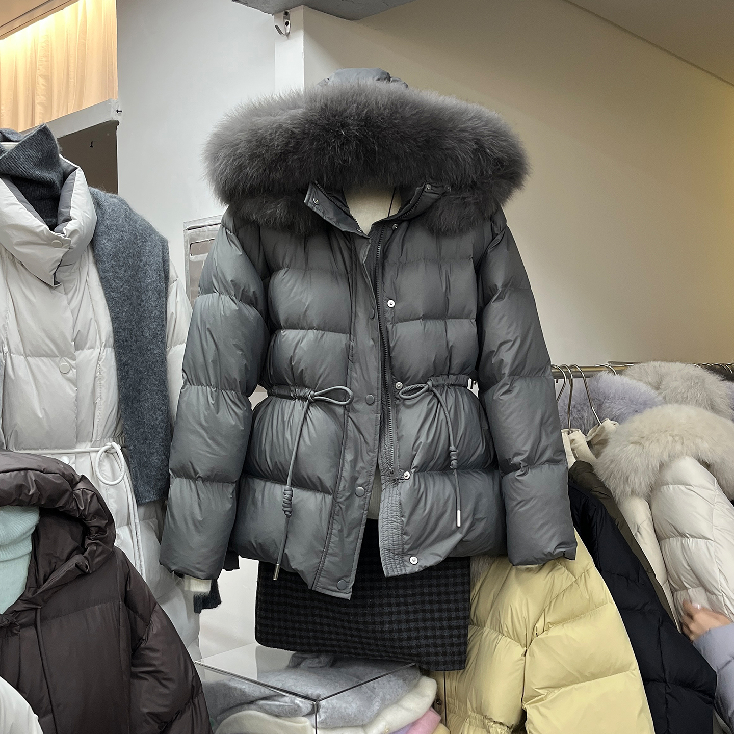 收腰系带毛领连帽羽绒服外套女