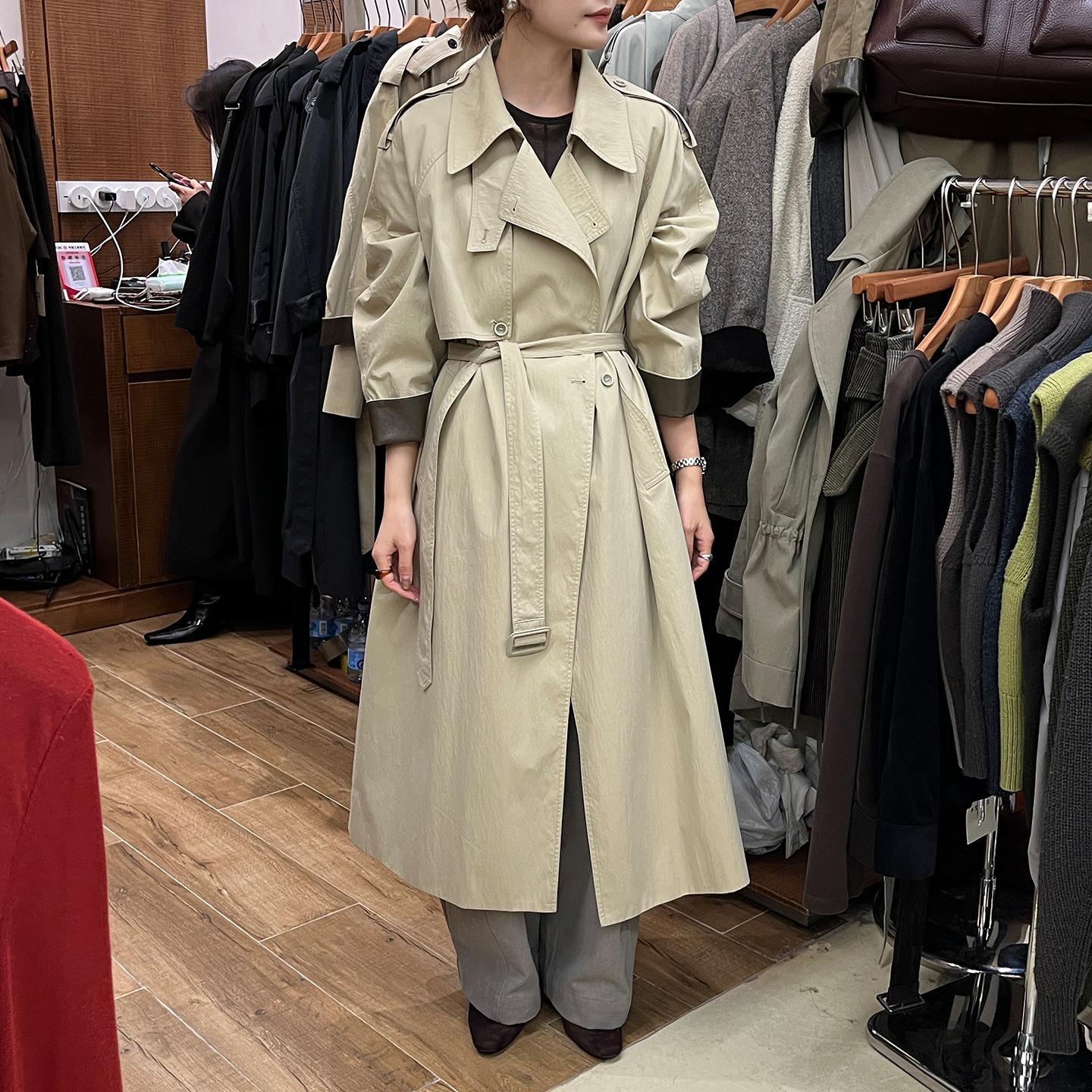 流行风格长款翻领风衣外套女