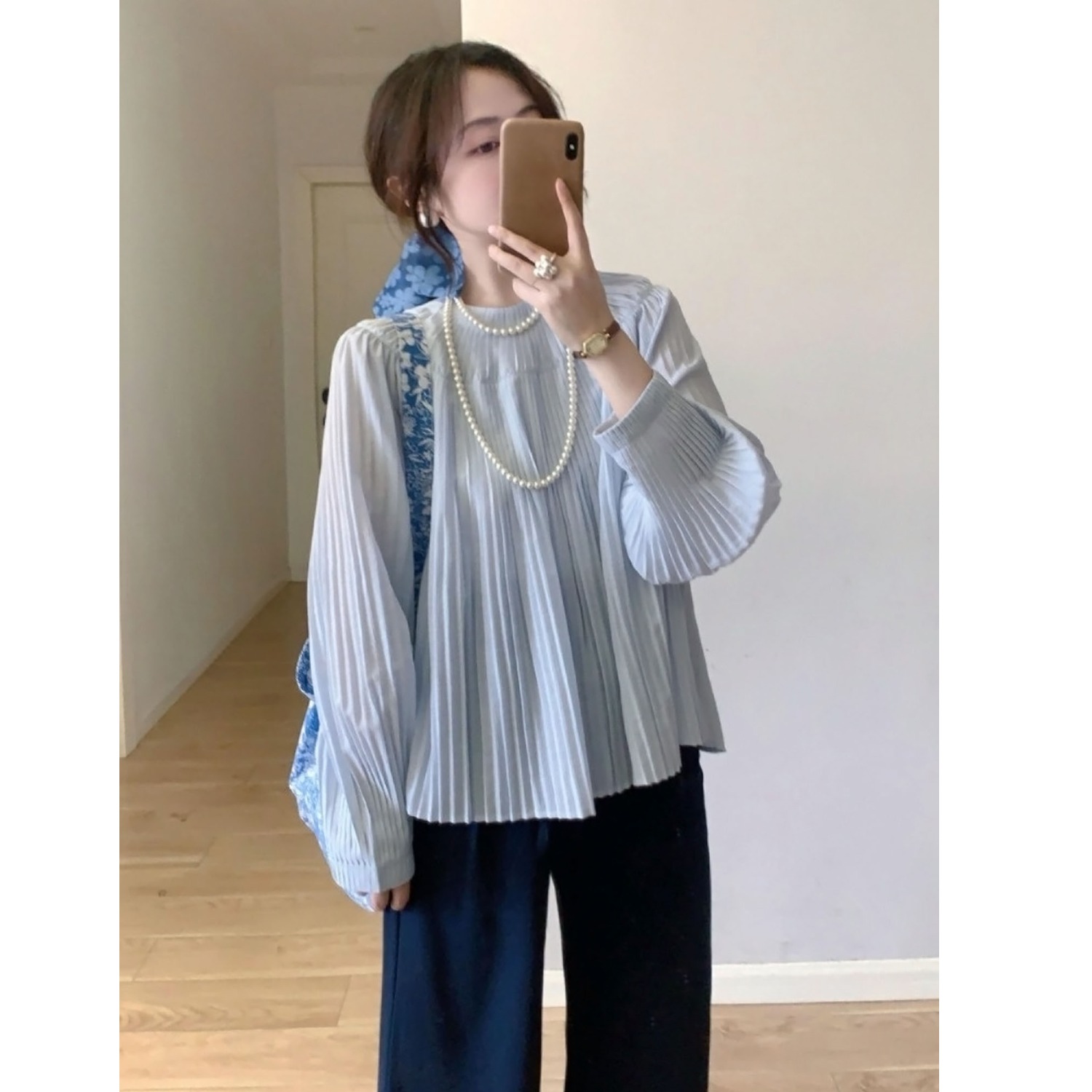 浅蓝色风琴褶皱圆领长袖衬衫