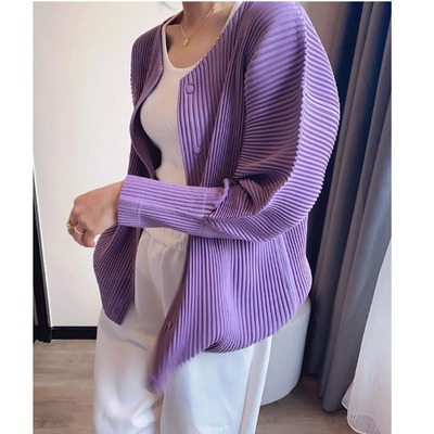 蓝色冰丝V领三宅褶皱外套