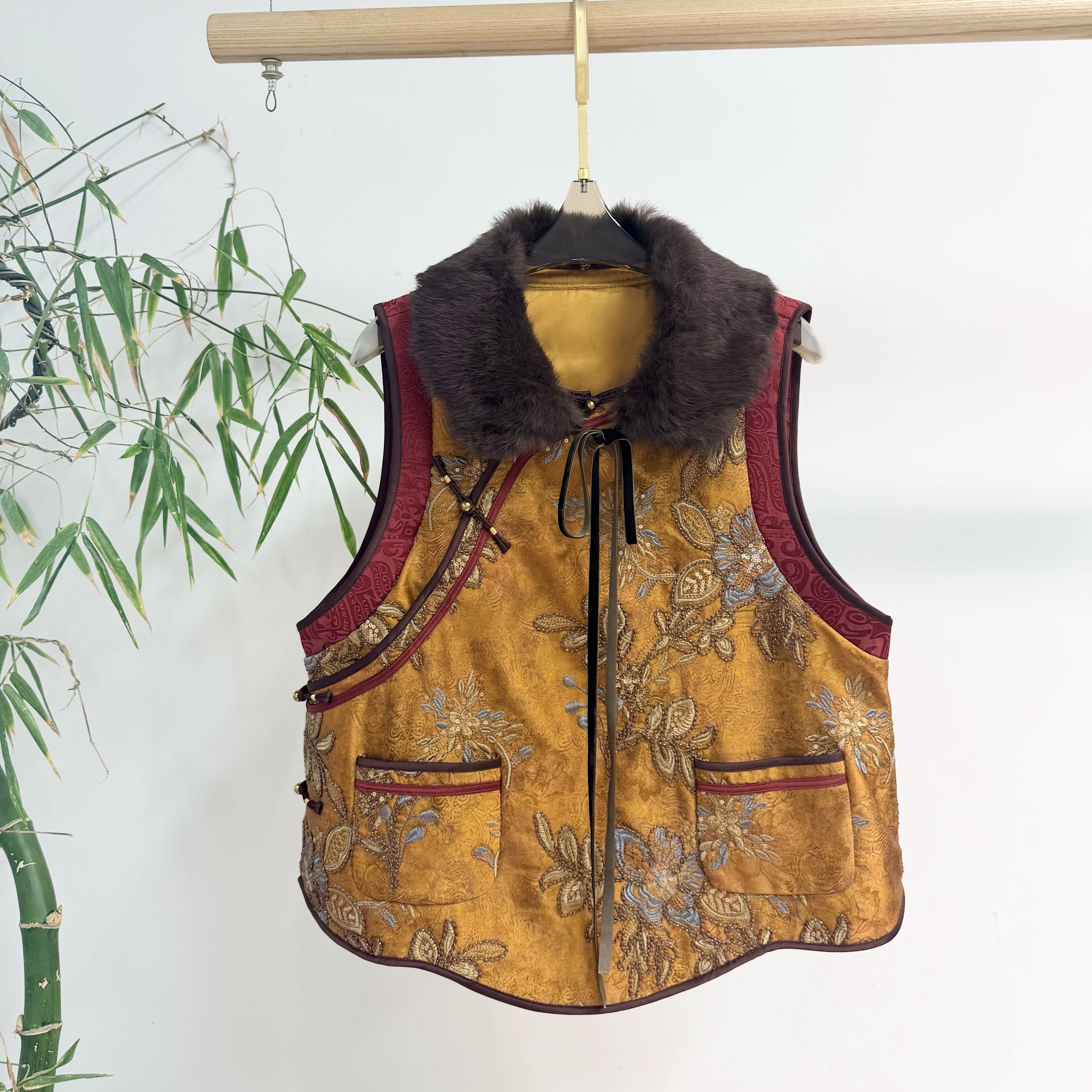 阅悦獭兔大毛领手工一字盘扣拼撞捆条包边夹棉马甲YS170-G401