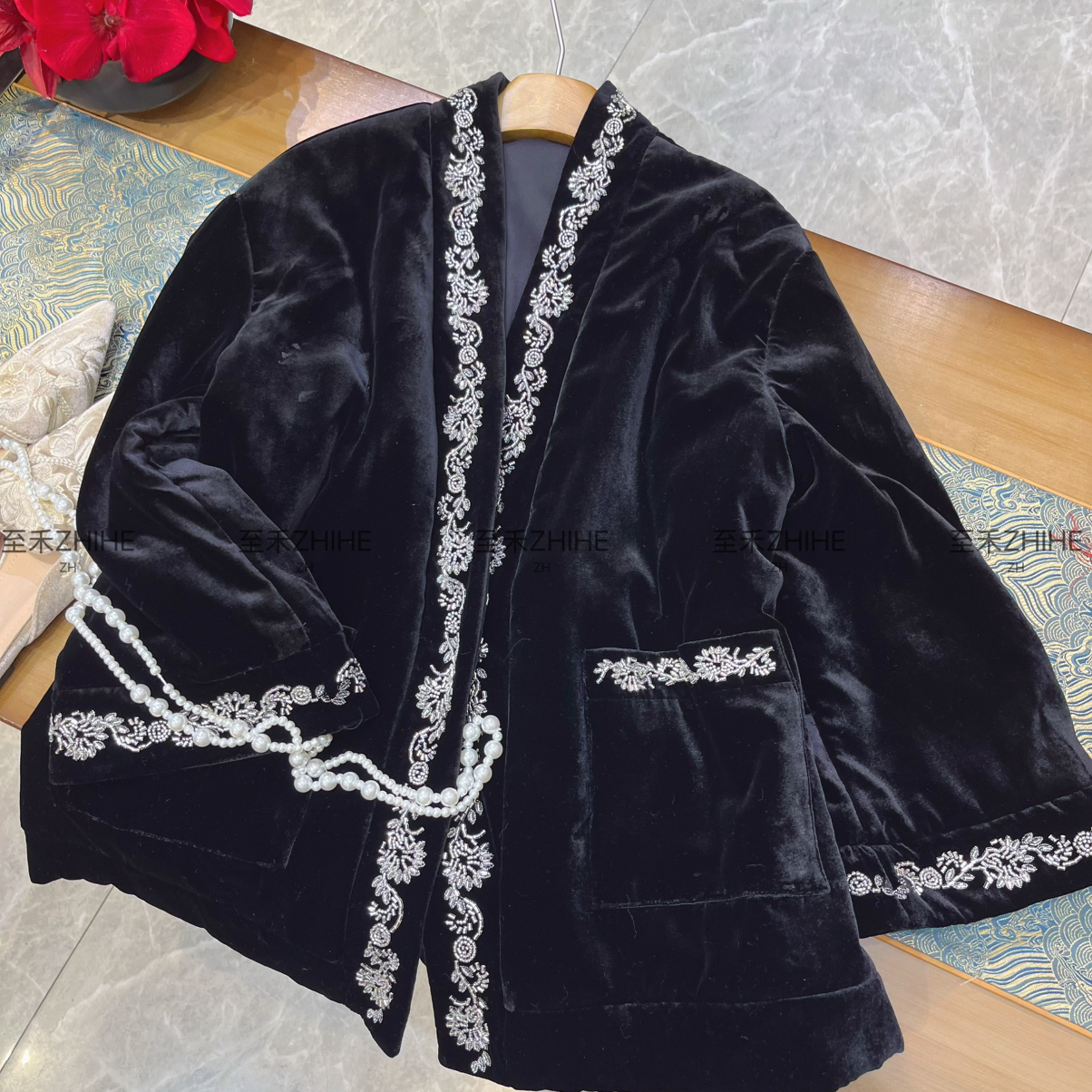 阅悦简大牌老钱新中式真丝丝绒刺绣钉珠夹棉短外套YS2-q013