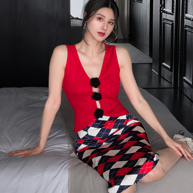 妖精修炼记红色V领吊带背心女外穿2025新款无袖镂空性感上衣穿搭