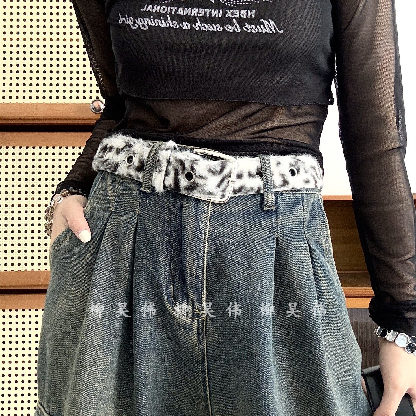 小众白豹纹毛绒皮带配牛仔裤~