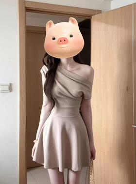 韩系穿搭卡其色斜领露肩连衣裙女夏季新款高级感别致时尚收腰短裙