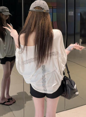 白色斜肩蝙蝠袖T恤女夏季宽松蕾丝拼接防晒罩衫设计感上衣