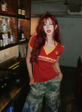 美式复古红色V领正肩条纹短袖t恤女夏季修身显瘦紧身辣妹撞色上衣