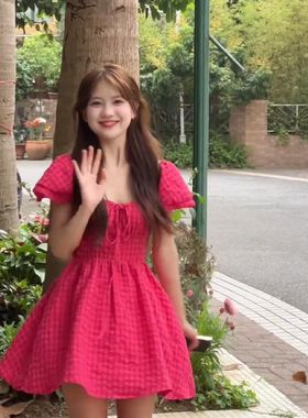 法式甜美红色格子小飞袖连衣裙女夏季学院风收腰显瘦纯欲风短裙子