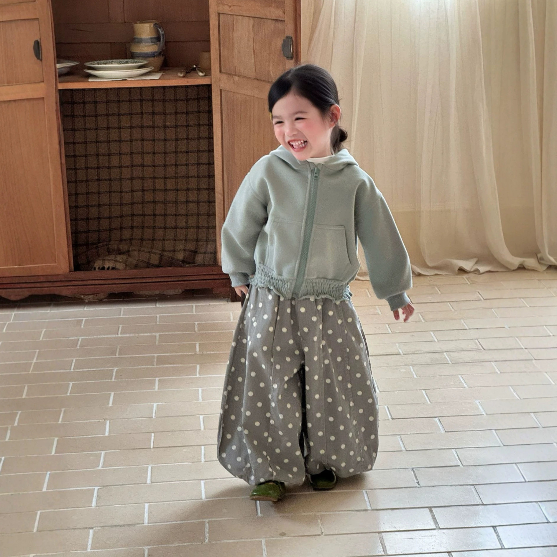女童秋款灰蓝拉牛筋收腰连帽外套韩版2026新款个性后背翻领拉链衫