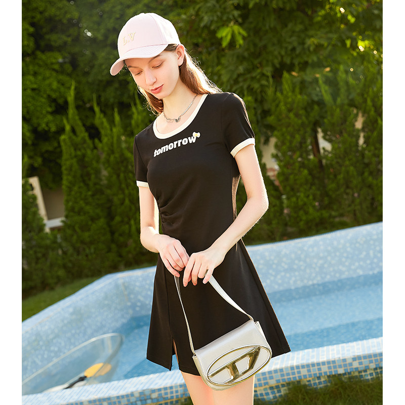 美式学院风字母印花连衣裙女2026夏新款褶皱收腰显瘦辣妹开衩短裙