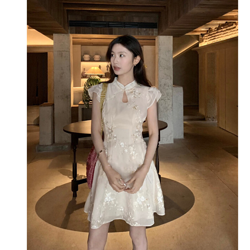 新中式改良短款旗袍连衣裙2024新款夏季重工绣花设计收腰显瘦裙子