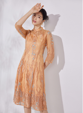 粉蓝衣橱新中式浮雕拼网纱蕾丝裙女2025秋装橙色七分袖礼服连衣裙