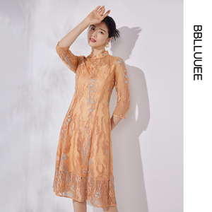 粉蓝衣橱新中式浮雕拼网纱蕾丝裙女2025秋装橙色七分袖礼服连衣裙