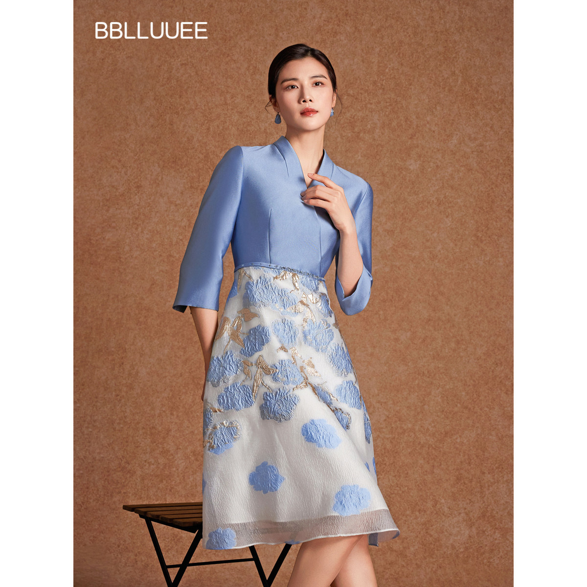 BBLLUUEE/粉蓝衣橱2026春新款雾蓝花境气质提花拼接V领礼服连衣裙