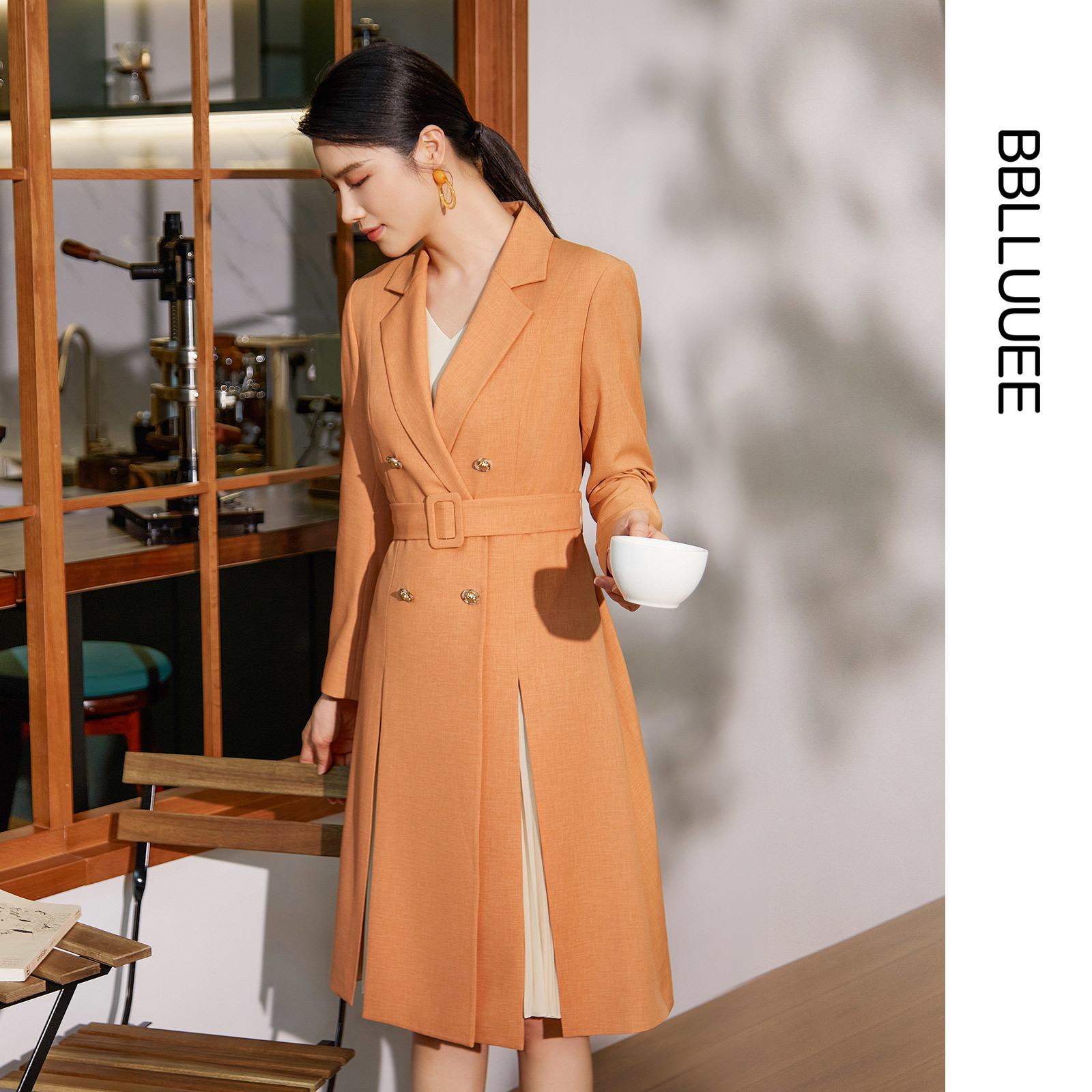 时尚通勤开衩裙式风衣