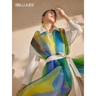 【艺术系穿搭】粉蓝衣橱2026春装诗艺DIY印花丝巾长衬衫式风衣女