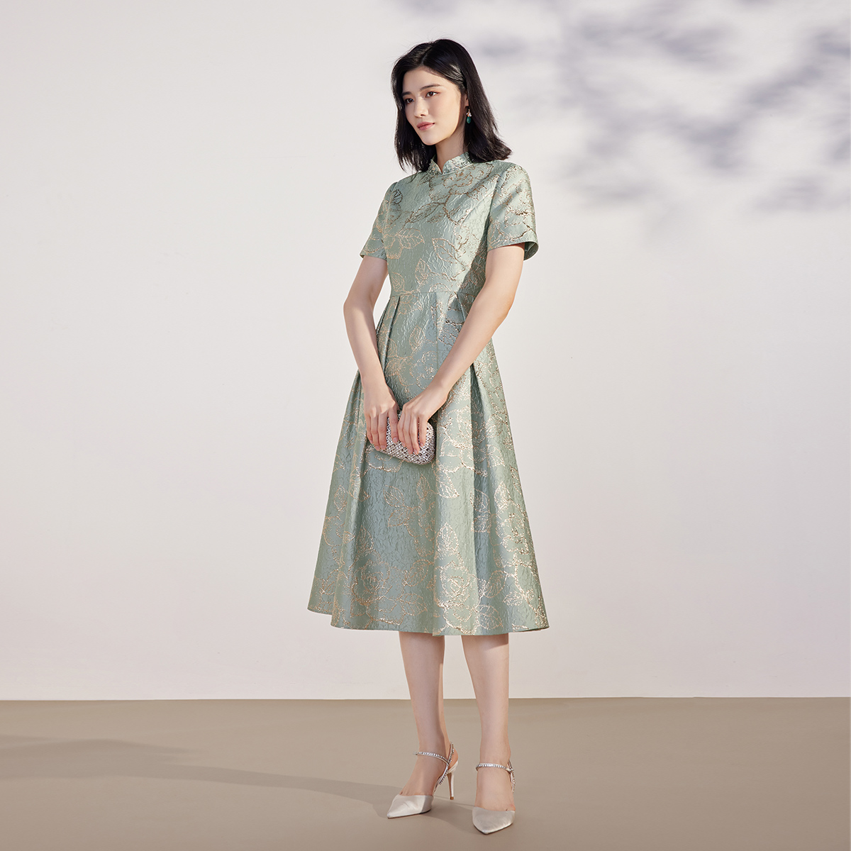 粉蓝衣橱钉珠立领收腰提花连衣裙女春夏装压褶设计精致短袖礼服裙