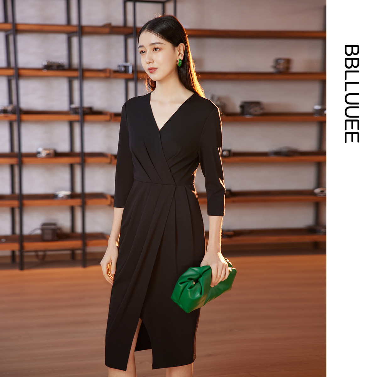 时尚大气通勤 V领针织连衣裙