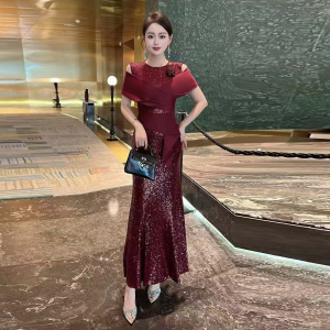 2025春夏设计感亮片露肩高级感轻奢优雅婚喜妈妈宴礼服连衣裙鱼尾
