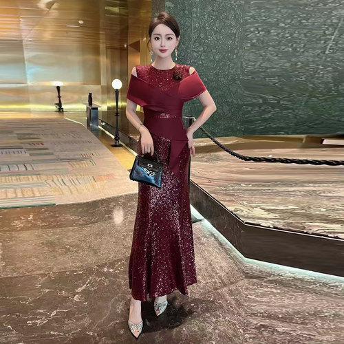2025春夏设计感亮片露肩高级感轻奢优雅婚喜妈妈宴礼服连衣裙鱼尾