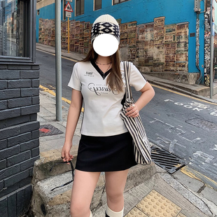 T女正肩上衣 微胖mm 修容上衣短袖 版 黑白拼色鸡心领短袖