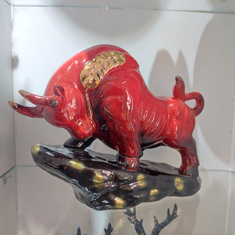 雕塑瓷招财摆件 家居店铺书房桌面摆设品 陶瓷红牛市牛势冲天