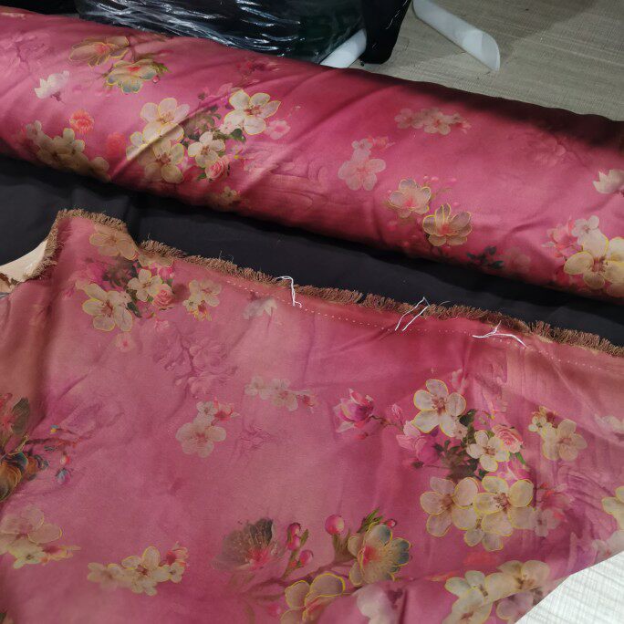 40姆米重磅缎香云纱 粉色真丝高档面料时尚樱花粉丝绸缎布料