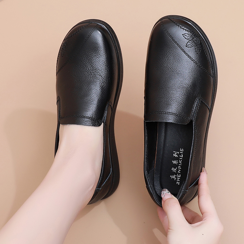 2025新款妈妈鞋春秋款真皮软底中老年单鞋女皮鞋平底防滑老人舒适