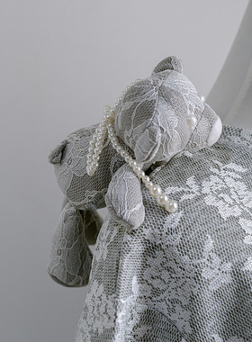 赵露丝明星同款灰色蕾丝小熊公仔胸针配件精致感别针毛绒网纱玩偶