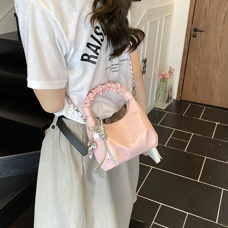 2025新款时尚百搭大容量女士单肩斜挎包休闲小众设计感轻便斜跨包