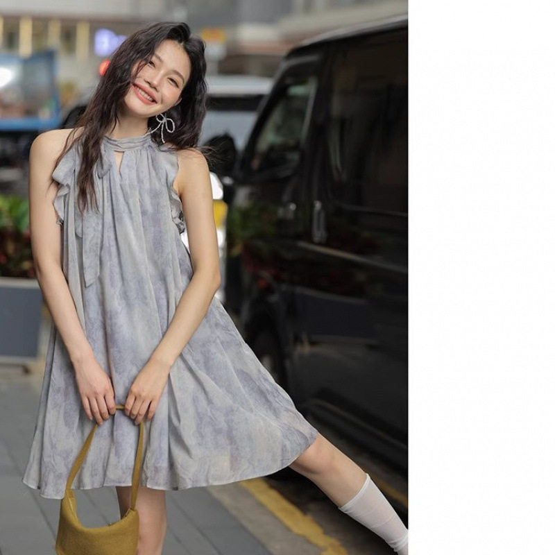觅定慵懒风挂脖无袖连衣裙女夏季2025新款设计感宽松裙子气质短裙图片