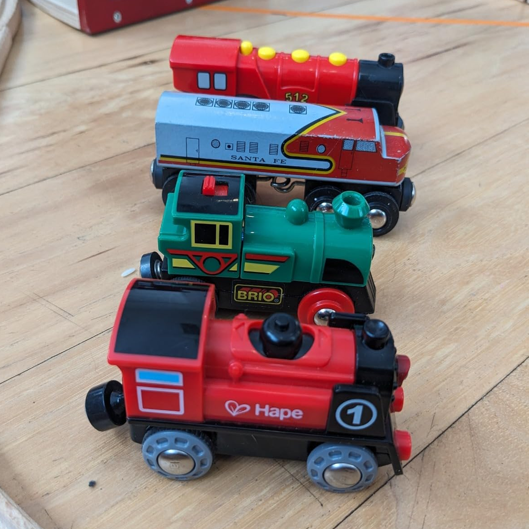 Hape火车轨道电动小火车仿真动车运输车儿童益智玩具有声火车头