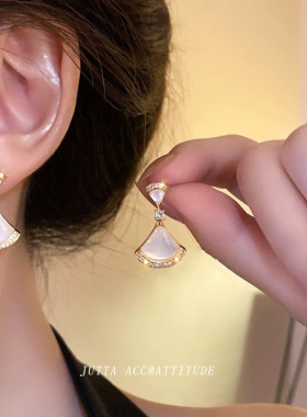 扇形耳饰女贝母轻奢气质耳钉2026新款爆款耳环精致高级设计感百搭