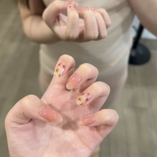 温柔裸粉早秋小豹纹晕染美甲