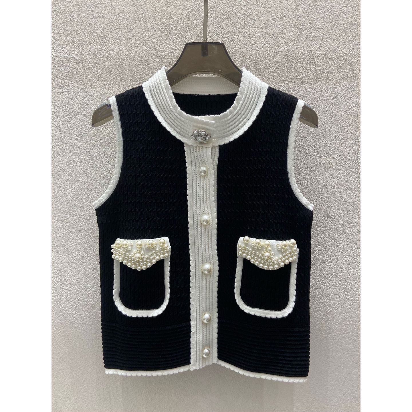 摩登臻珠！高级赫本风珍珠饰黑白撞色圆领无袖针织开衫马甲背心女