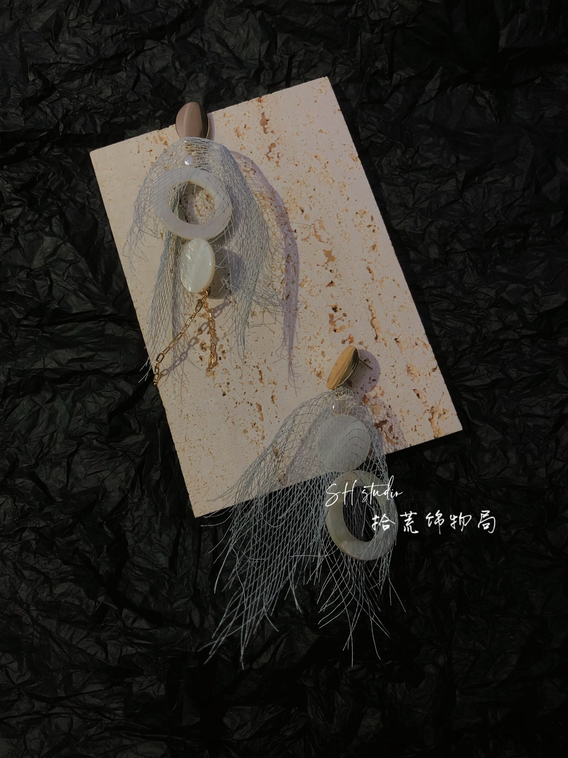 小众白色云雾纱不对称耳饰图片