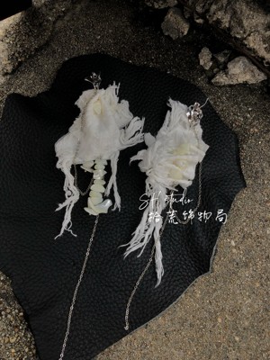 拾荒饰物局白色立体棉布保色抗氧化不对称流苏天然白贝耳饰银针