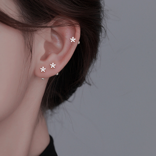 Z小姐999银迷你小花朵养耳洞耳钉女2025新款 睡觉免摘螺丝扣耳骨钉