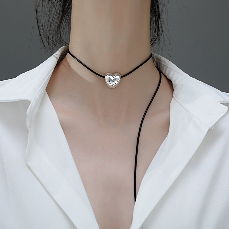 Z小姐爱心吊坠皮绳项链女