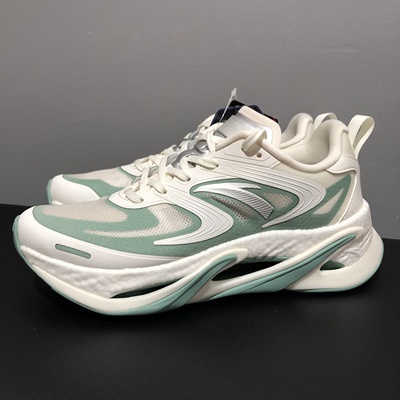 安踏男跑步鞋不止步pro